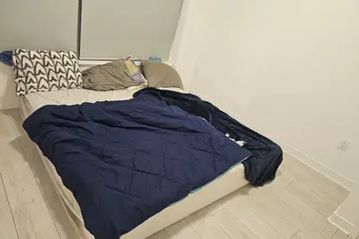 Image de Spacious Master Ensuite Room w King Size Bed, Hi-Speed Wifi, A/C, Fan & Dresser