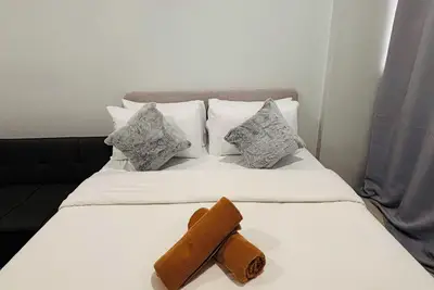 Image de Escapade lumineuse et confortable avec des touches de peluche