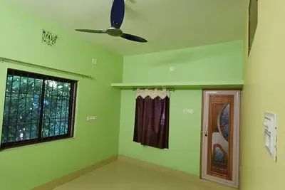 Image de Budget stay by a serene lake, enjoy nature’s charm just steps away. All amenities.