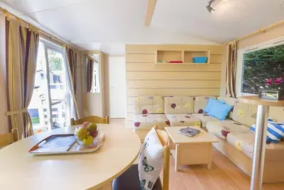 Image de Mobil-home confortable avec terrasse et cuisine équipée