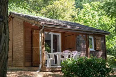Image de Chalet avec Terrasse à Sauveterre-de-Rouergue, 2 Chambres, Équipements Complets