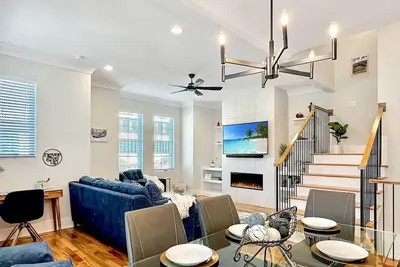 Rooftop Views • Chef’s Kitchen • Walk to Downtown