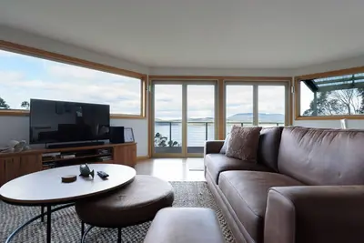 Image de Scenic Getaway with Breathtaking Water Views