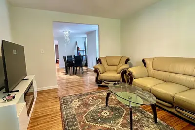 Image de Newly renovated luxurious and private, 3-bedroom 2 bath West Side Oasis!