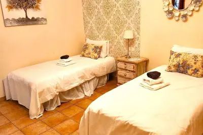 Image de This room has two single beds with an en-suite bathroom. The room looks onto the road and has mountain views to the rear of the building.