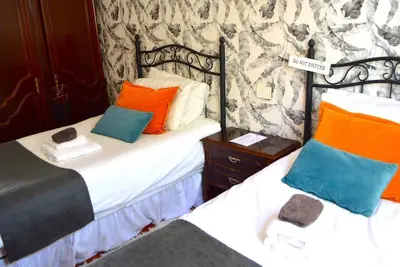 Image de This room has two single beds with an en-suite bathroom. The room has views of the village square.
