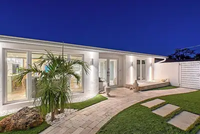 Image de Siesta Key Oasis-Spectacular with heated pool/spa and steps to beach and Village