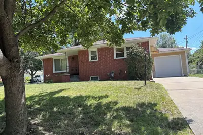 Image de Cozy and clean two bedroom home. Full bath. Coffee and rolls waiting for you.