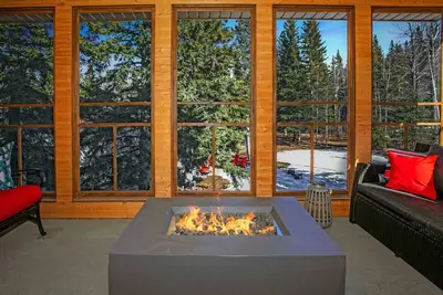 Image de 2-Minute Drive to Jasper National Park | 5 Bedrooms / 4 Bathrooms & 10 Beds!