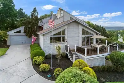 Image de Gorgeous 4-bedroom home nestled in the Blue Ridge mountains minutes from Vt