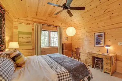 Image de 4-bedroom cabin on Grindstone Lake in Hayward.