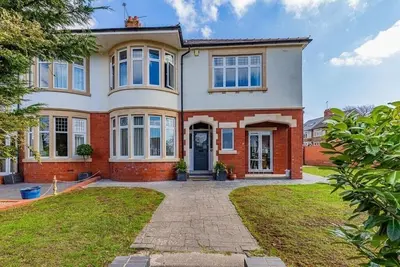 Image de Beautiful 5 bedroom House in smart suburb. Close to beautiful Lake & Parkland.