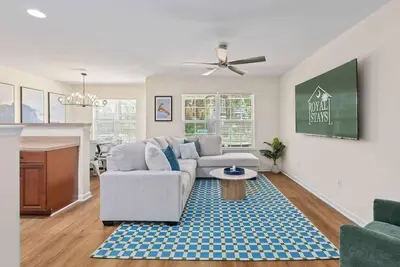 Image de Queen Kelsey - mins from Credit One - pet friendl