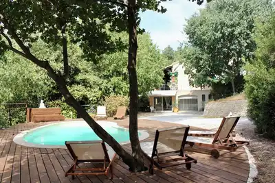 Image de Rez de chaussée de villa. Grand jardin avec piscine tout de plein de pied.