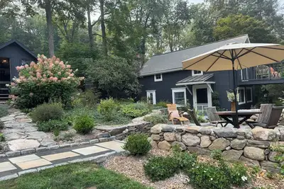 Image de Charming Gardener’s Cottage on a Quiet Country Road