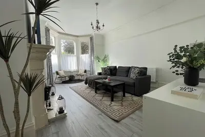 Image de Spacious Flat | Sleeps 7, Pet-Friendly + Parking