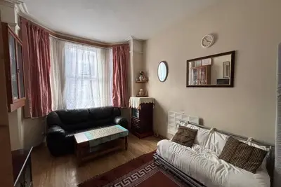 Image de 2/3 bedroom ground floor flat in the centre of Slough close to rail/bus London