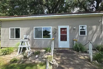 Image de Escape to the quiet countryside and relax at our cozy beach-themed cottage.