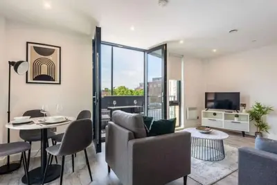 Image de Stunning Apartment With Balcony Walking Distance
