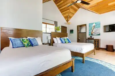 Image de Pelican: Beachfront Cabana with 2 Queen Beds on Private Island