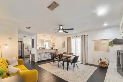 Image de Northwood Estate, 15min from Uf, sleeps 9, recently renovated!