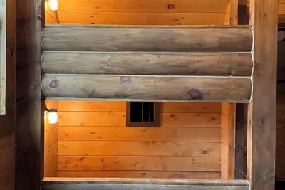 Image de Brand new serene log cabin on the banks of the Cumberland River in Jamestown.