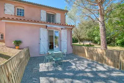 Image de Toit Pour Vous - Escapade détente au village, avec jardin et piscine
