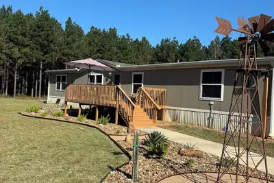 Image de Enchanting and relaxing 4-bedroom pine house with plenty outdoor space to enjoy.