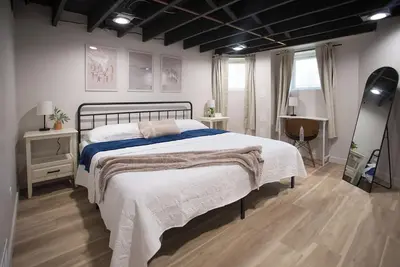 Image de Charming Garden Flat w/ King Bed