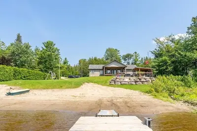 Image de Luxury Beachfront Cottage w Hot tub, Sauna & Bar