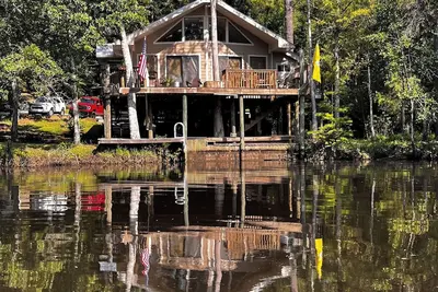 Image de Fish Camp Retreat: relaxing 3-bedroom river house on Bay Minette Creek