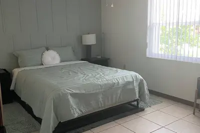 Charming studio in lovely Cocoa with Ac