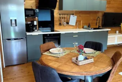 Image de Chalet proche plage dans un domaine privé arboré avec étang de pêche