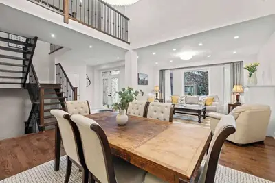 Image de 5 Bedroom Luxe Home with Patio beside Square One!