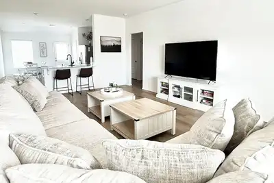 Image de New 4br Home – Sleeps 8  + Family-Friendly + Game Day Ready