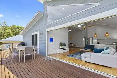 Image de Blue Sky Beach House backyard to beach in moments