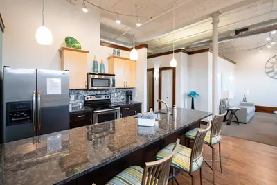 Image de Modern Condo in Downtown Holland: The Huron
