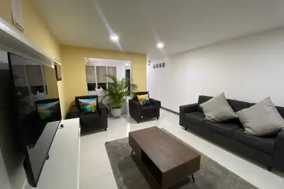 Image de The Yellow House, Safe And Quiet.