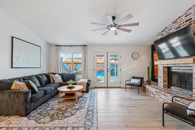 Image de New Heated Private Pool Oasis with 2 car garage-Family Friendly Home