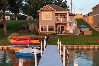 Image de Dockside Daze | Lakefront + Hot Tub | Sleeps 12, Stellar Sunsets