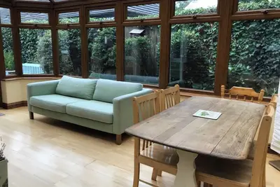 Image de Lymington Courtyard: 4-Bed Modern Cottage Charm