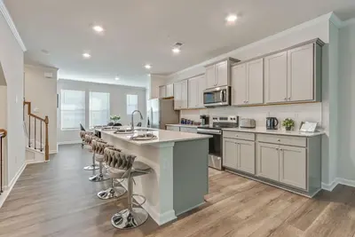 Image de Luxury modern townhome in charming Hapeville, 7 minutes from Atlanta Airport.