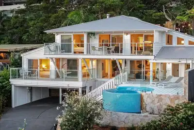 Image de The Lodge Pool, incredible views, stroll to Copacabana Beach