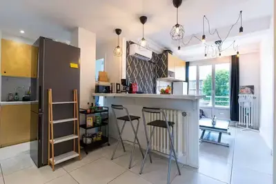 Image de Escale à L'Eden - T5 de 75m2 -Grenoble- 1 lit Queen size par chambre -Proche Gem