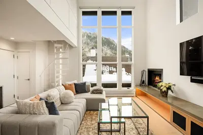 Image de Top Floor Modern Ski-in & Out 3 Br Views!