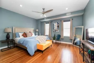 Image de Make unforgettable memories in this spacious 5-bedroom, 2-bathroom home in Baltimore’s downtown district. Just steps from Little Italy, this Airbnb offers free parking, modern amenities, and plenty of space for families or large groups to relax.