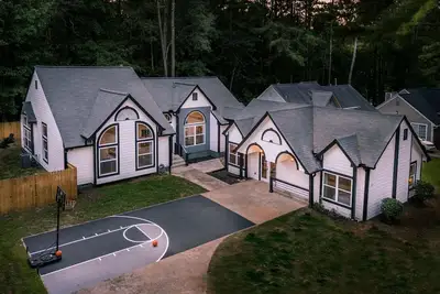 Image de The Atl Abode: Pool, MiniGolf, Fire Pit, Game Room