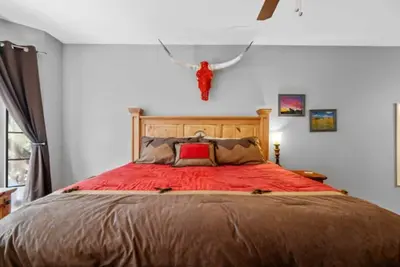 Image de Steps from Ut ✔️ 2 Heavenly King Beds ❤️ Retro 80s Getaway w/ Gig-Speed WiFi