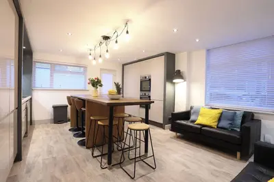 Image de Trendy 6-Bedroom Bristol Home | Spacious Group Stay by North St & City Centre