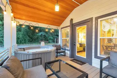 Image de Hot Tub! Riverfront Cabin 6 min to Gvl - Sleeps 4
